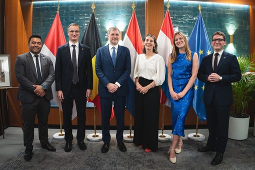 L'Ambasciatore Frédéric Labarrère e il team dell'Ambasciata del Principato di Monaco a Bruxelles durante il ricevimento organizzato in occasione del 21° anniversario dell'avvento al trono di S.A.S. il Principe Alberto II. Foto: © Samyan Otero – Ambasciata del Principato di Monaco. L'Ambasciatore Frédéric Labarrère e il team dell'Ambasciata del Principato di Monaco a Bruxelles durante il ricevimento organizzato in occasione del 21° anniversario dell'avvento al trono di S.A.S. il Principe Alberto II. Foto: © Samyan Otero – Ambasciata del Principato di Monaco.