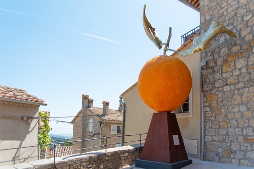 Le sculture dei frutti di Giuseppe Carta rendono Mougines unica nella sua bellezza