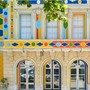 La facciata dell’Hôtel des Arts decorata da Alexandre Benjamin Navet nel 2020. Foto © Luc Bertrand.