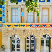 La facciata dell’Hôtel des Arts decorata da Alexandre Benjamin Navet nel 2020. Foto © Luc Bertrand.