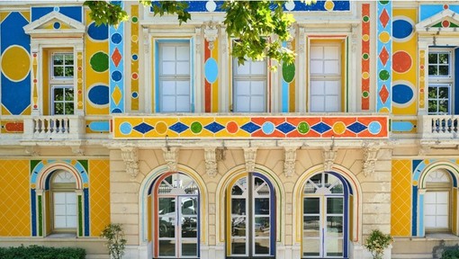 La facciata dell’Hôtel des Arts decorata da Alexandre Benjamin Navet nel 2020. Foto © Luc Bertrand.