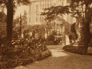 Attribuita ad Adolphe de Meyer, Gertrude Käsebier o Frances B. Johnston, Veduta di Palazzo Franchetti dal giardino di Palazzo Balbi-Valier, circa 1904-1908. Per gentile concessione della Biblioteca municipale di Tours.