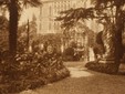 Attribuita ad Adolphe de Meyer, Gertrude Käsebier o Frances B. Johnston, Veduta di Palazzo Franchetti dal giardino di Palazzo Balbi-Valier, circa 1904-1908. Per gentile concessione della Biblioteca municipale di Tours. Attribuita ad Adolphe de Meyer, Gertrude Käsebier o Frances B. Johnston, Veduta di Palazzo Franchetti dal giardino di Palazzo Balbi-Valier, circa 1904-1908. Per gentile concessione della Biblioteca municipale di Tours.