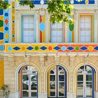 La facciata dell’Hôtel des Arts decorata da Alexandre Benjamin Navet nel 2020. Foto © Luc Bertrand.