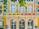 La facciata dell’Hôtel des Arts decorata da Alexandre Benjamin Navet nel 2020. Foto © Luc Bertrand. La facciata dell’Hôtel des Arts decorata da Alexandre Benjamin Navet nel 2020. Foto © Luc Bertrand.