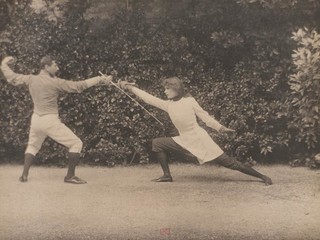 Adolphe de Meyer, Il grande saluto, luogo non identificato (forse Venezia), circa 1910. Per gentile concessione della Biblioteca municipale di Tours.