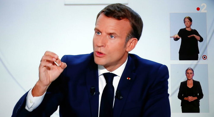 Emmanuel Macron ieri sera alla televisione francese