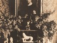 Adolphe de Meyer, Composizione con un ritratto dipinto di Adolphe de Meyer, composizioni floreali e statuette di leoni in marmo nella grande «sala» di Palazzo Balbi-Valier, circa 1904-1908. Per gentile concessione della Biblioteca municipale di Tours. Adolphe de Meyer, Composizione con un ritratto dipinto di Adolphe de Meyer, composizioni floreali e statuette di leoni in marmo nella grande «sala» di Palazzo Balbi-Valier, circa 1904-1908. Per gentile concessione della Biblioteca municipale di Tours.