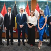 L'Ambasciatore Frédéric Labarrère e il team dell'Ambasciata del Principato di Monaco a Bruxelles durante il ricevimento organizzato in occasione del 21° anniversario dell'avvento al trono di S.A.S. il Principe Alberto II. Foto: © Samyan Otero – Ambasciata del Principato di Monaco.