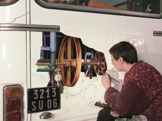 MD peignant Bus ©Sanchez.jpg Martine Doytier peignant l’autobus dans l’atelier des TN à Drap, novembre 1982 Crédit photo : Marc Sanchez, Paris