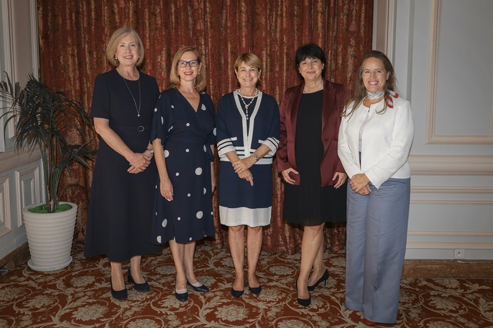 Da sinistra a destra: S.E. Lynette Margaret Wood, S.E. Alise Balode, Isabelle Berro-Amadeï, S.E. Renata Cvelbar Bek e S.E. Tania Cavassini.