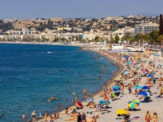 Agosto - Brindisi vietati in riva al mare: in Costa Azzurra l’aperitivo in spiaggia è fuori legge