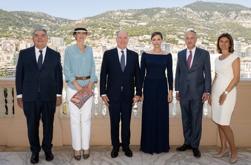 L'ambasciatore di Francia con il principe Alberto el la principessa Charlene (Foto Palais Princier)