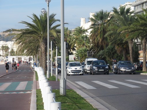 Auto sulla Promenade des Anglais
