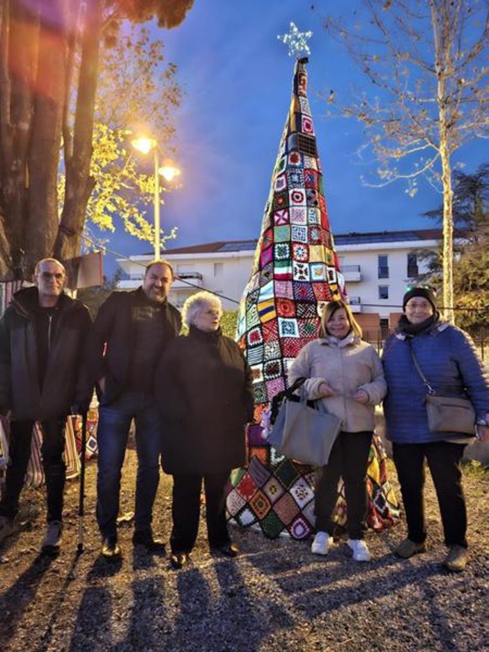 Saint Isidore, il grande Albero di Natale patchwork fatto a mano. Fotografie di Patrizia Gallo e Danilo Radaelli Saint Isidore, il grande Albero di Natale patchwork fatto a mano. Fotografie di Patrizia Gallo e Danilo Radaelli