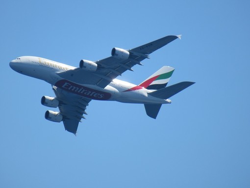L'aereo A 380 degli Emirates in fase di atterraggio a Nizza