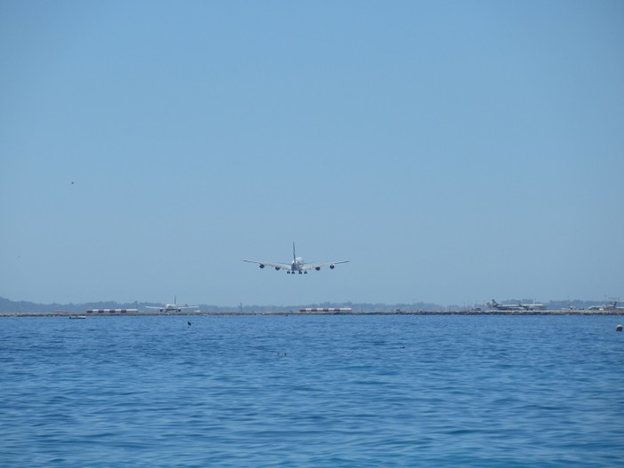 Aereo in fase di atterraggio a Nizza Aereo in fase di atterraggio a Nizza