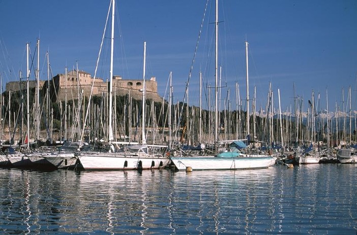 Antibes, Port e Fort Carré - M. Monticelli Antibes, Port e Fort Carré - M. Monticelli