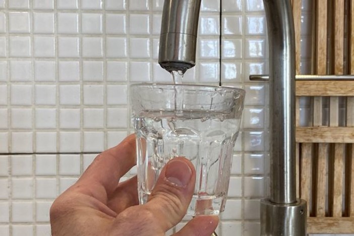 Cannes: secondo il rapporto annuale l’acqua che sgorga dal rubinetto di casa è “praticamente” minerale Cannes: secondo il rapporto annuale l’acqua che sgorga dal rubinetto di casa è “praticamente” minerale