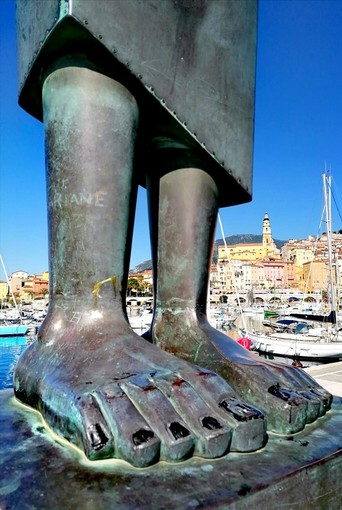 "Ai piedi della città", fotografia di Luisella Cappio "Ai piedi della città", fotografia di Luisella Cappio