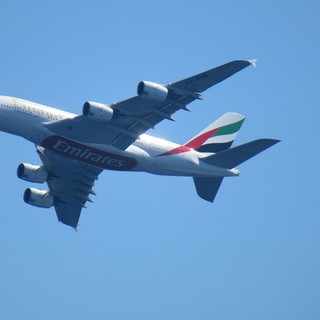 L'aereo A 380 degli Emirates in fase di atterraggio a Nizza