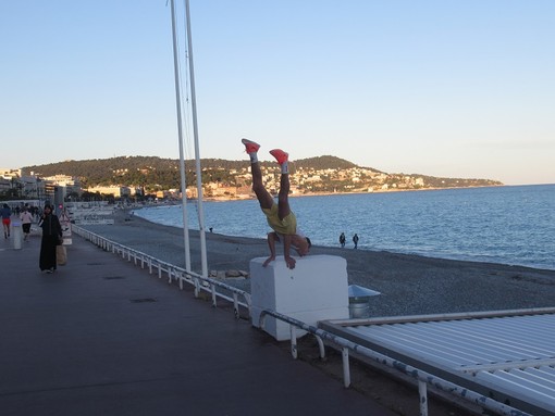 "A testa in giù" di Simone Pasta