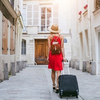 Capodanno sotto controllo: Airbnb schiera l’intelligenza artificiale contro le feste selvagge a Nizza