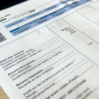 Stop alla carta per gli avvisi fiscali francesi: dal 2026 tutto sarà digitale