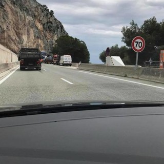 Alice e il pannello "double face" aulla A8. Foto tratta da Facebook