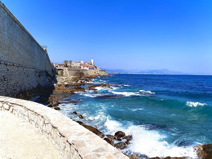 Antibes (Twitter) Antibes (Twitter)