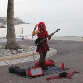 Artista di strada sul Quai des Etats Unis