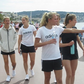 Atlete della squadra inglese a passeggio sulla Promenade, alle spalle le scozzesi