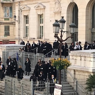 Avvocati che protestano davanti al Tribunale di Nizza