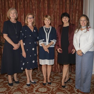 Da sinistra a destra: S.E. Lynette Margaret Wood, S.E. Alise Balode, Isabelle Berro-Amadeï, S.E. Renata Cvelbar Bek e S.E. Tania Cavassini.
