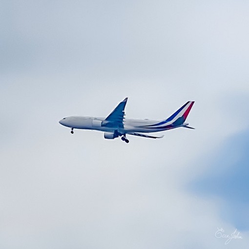 L'aereo presidenziale in volo nei cieli di Nizza