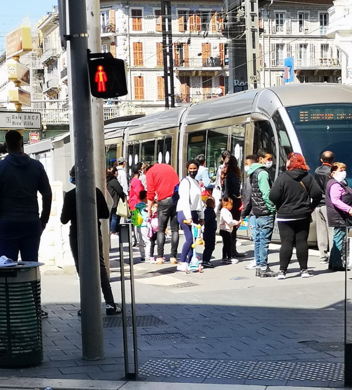 Norme anti-covid, la segnalazione di un nostro lettore: "A Nizza un pomeriggio di ordinaria follia, francesi indisciplinati" (foto)