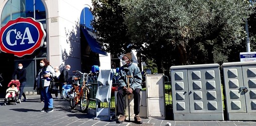 Avenue Médecin a Nizza, tante mascherine. Foto di Ghjuvan Pasquale Avenue Médecin a Nizza, tante mascherine. Foto di Ghjuvan Pasquale