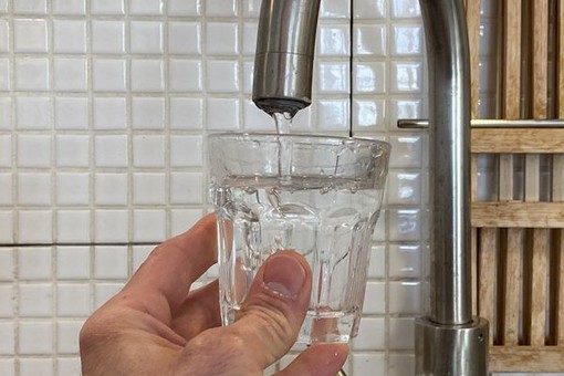 Cannes: secondo il rapporto annuale l’acqua che sgorga dal rubinetto di casa è “praticamente” minerale Cannes: secondo il rapporto annuale l’acqua che sgorga dal rubinetto di casa è “praticamente” minerale