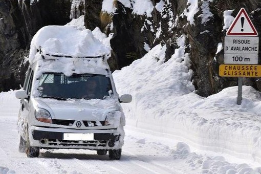 Circolare con la neve sul tettuccio può costare anche 450 euro Circolare con la neve sul tettuccio può costare anche 450 euro