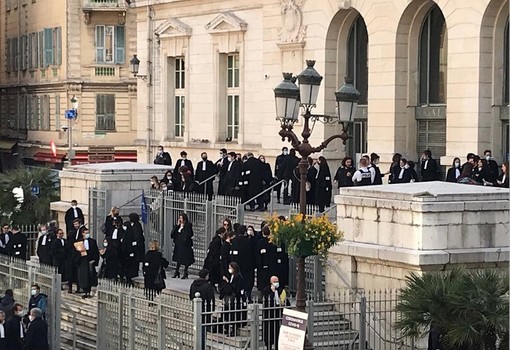 Avvocati che protestano davanti al Tribunale di Nizza