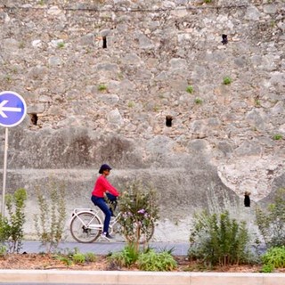 "Ai piedi della collina" di Silvia Assin