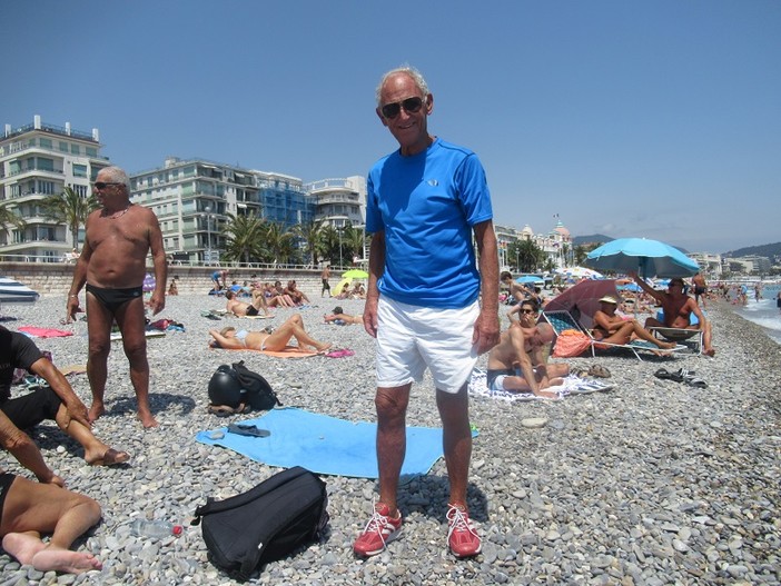 "Anche in spiaggia: allez les bleus!" di Pierre Macario "Anche in spiaggia: allez les bleus!" di Pierre Macario