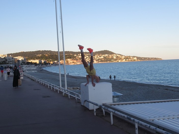 "A testa in giù" di Simone Pasta "A testa in giù" di Simone Pasta