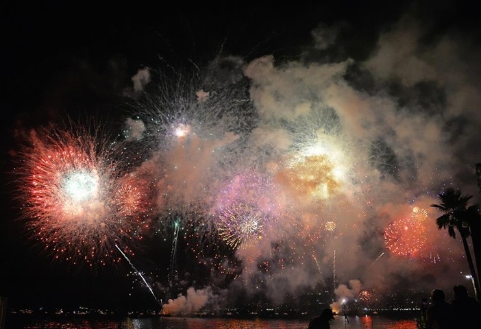 Capodanno. I fuochi d’artificio illuminano il cielo. Dove andare nelle Alpes Maritimes Capodanno. I fuochi d’artificio illuminano il cielo. Dove andare nelle Alpes Maritimes