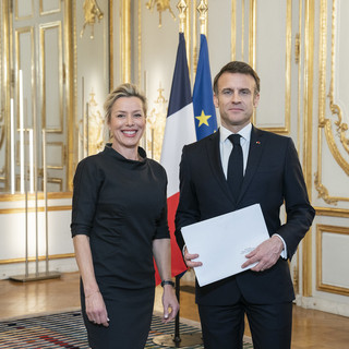 L'ambasciatrice di Monaco in Francia Bruell-Melchior con il presidente della Repubblica Macron (Foto: palaiselysee)