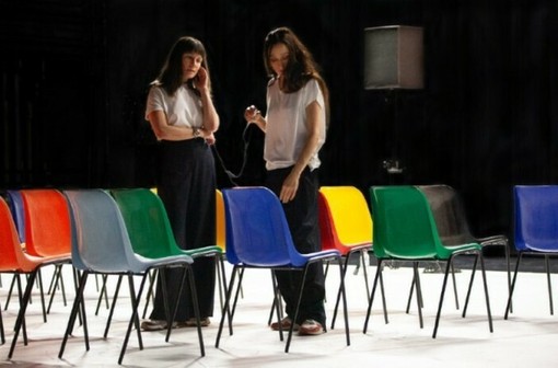 “Soeurs (Audrey & Victoria)”, Audrey Bonnet e Victoria Quesnel. Credito fotografico: Pauline Roussille. “Soeurs (Audrey & Victoria)”, Audrey Bonnet e Victoria Quesnel. Credito fotografico: Pauline Roussille.