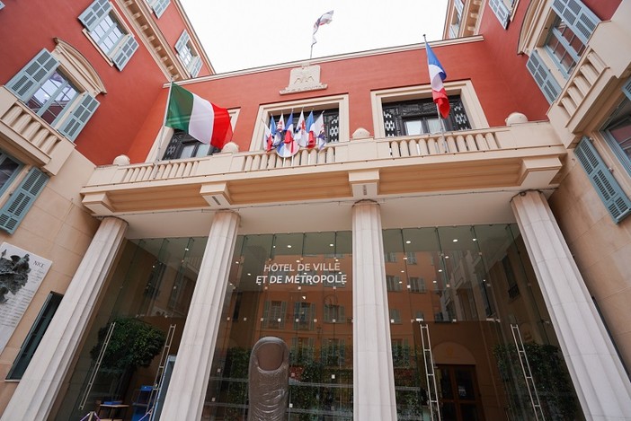 La bandiera italiana sventola a Nizza