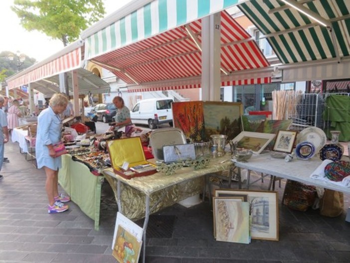 Tanti oggetti, tante curiosità: i marché à la brocante in Costa Azzurra Tanti oggetti, tante curiosità: i marché à la brocante in Costa Azzurra
