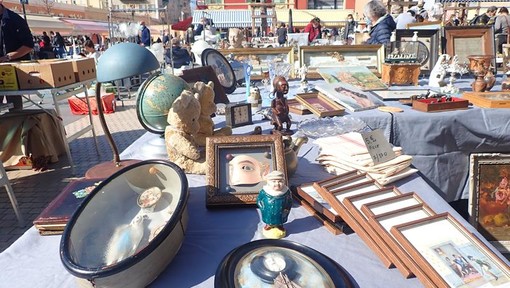 Brocante in Cours Saleya a Nizza, fotografia di Ghjuvan Pasquale