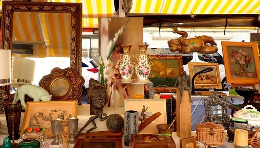 Brocante in Cours Saleya a Nizza, fotografia di Ghjuvan Pasquale Brocante in Cours Saleya a Nizza, fotografia di Ghjuvan Pasquale